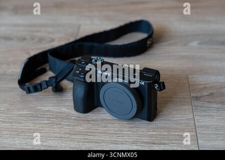 Taschkent, Usbekistan - 31. August 2025: Spiegellose Digitalkamera Alpha A6500 von Sony mit Riemen am Boden, Nahaufnahme Stockfoto
