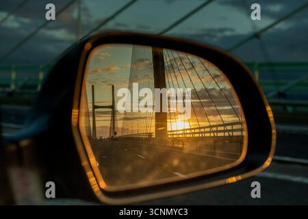 Fahrt über den Prince of Wales, Brücke nach England bei Sonnenuntergang Reflexion, Innenspiegel Stockfoto
