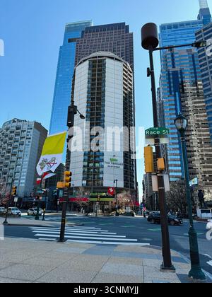 Philadelphia, Pennsylvania, USA - 29. April 2025: Pulsierende Straßenecke in Philadelphia mit Glastürmen, Verkehr und Fußgängeraktivitäten. Stockfoto