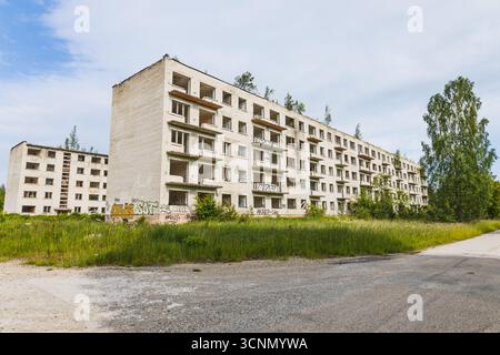 Verlassene Wohnblocks aus der Sowjetzeit in Irbene Geisterstadt. Irbene, Lettland, 18. Juni 2025 Stockfoto