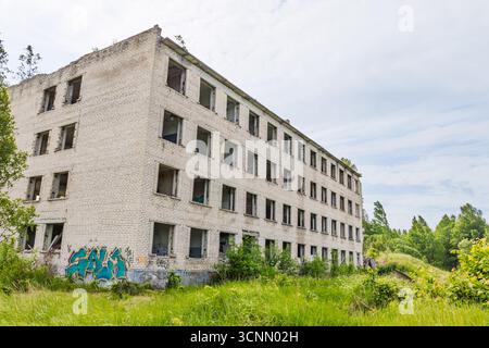Verlassene Wohnblocks aus der Sowjetzeit in Irbene Geisterstadt. Irbene, Lettland, 18. Juni 2025 Stockfoto