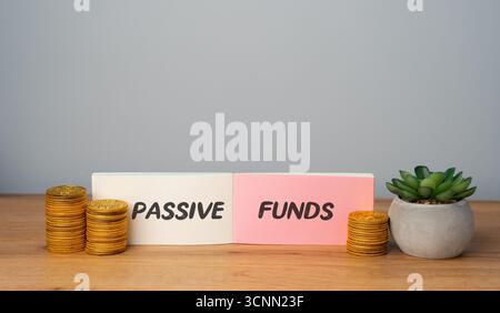 Passivfonds-Konzept. Investmentfonds, die darauf abzielen, die Performance eines bestimmten Marktindex zu replizieren, anstatt aktiv einzelne Wertpapiere auszuwählen Stockfoto