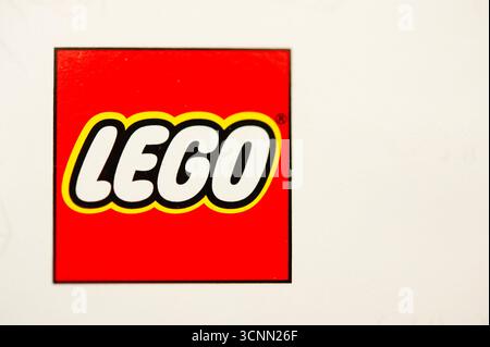 Das LEGO Markenlogo auf weißem Hintergrund repräsentiert Spielzeug, Bausteine und Kreativität beim Spielen und Bauen von Kindern Stockfoto