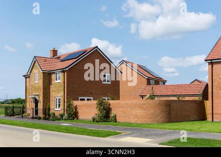 Neues freistehendes Doppelhaus mit vier Schlafzimmern zum Verkauf in South Wootton am Stadtrand von King's Lynn, Norfolk. PV-Zellen oder Solarpaneele auf dem Dach. Stockfoto