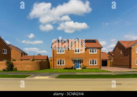 Neues freistehendes Doppelhaus mit vier Schlafzimmern zum Verkauf in South Wootton am Stadtrand von King's Lynn, Norfolk. PV-Zellen oder Solarpaneele auf dem Dach. Stockfoto