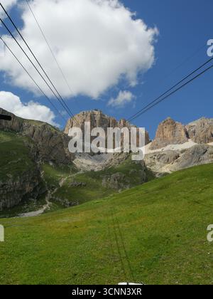 Blick vom Sass Pordoi in den Dolomiten an einem Sommertag, Seilbahnlinien über Einen Berg - Italien. Stockfoto