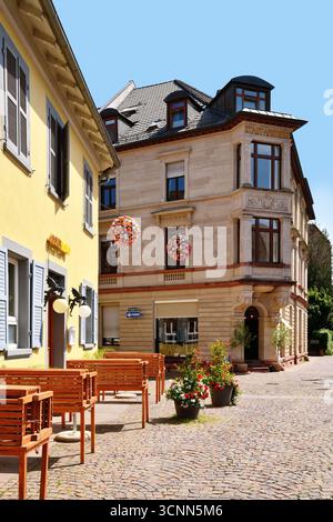 Ettlingen, Deutschland - 13. August 2025: Bier- und Weinbar im GoldBlond in der Altstadt von Ettlingen mit Sommersitzen im Freien Stockfoto