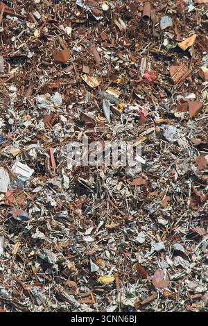 Luftaufnahme von oben nach unten auf einen großen Haufen geschredderter Metallschrott. Industrieabfälle, die in einer Gießerei oder einem Stahlwerk verarbeitet und recycelt werden können. Stockfoto