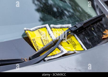 Ein Strafzettel unter dem Scheibenwischer eines illegal geparkten Autos, London, Großbritannien Stockfoto