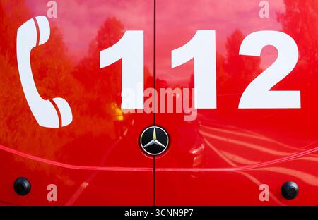 Pattensen, Deutschland. September 2025. Ein Feuerwehrfahrzeug mit der Aufschrift „112“ parkt am Unfallort auf der Bundesstraße B3 in der Region Hannover. Quelle: Julian Stratenschulte/dpa/Alamy Live News Stockfoto