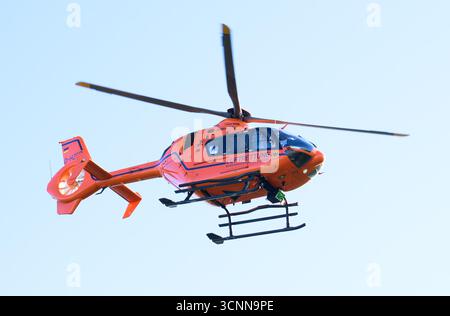 Pattensen, Deutschland. September 2025. Der Luftrettungshubschrauber Christoph 4 startet nach einem Verkehrsunfall am Unfallort auf der Bundesstraße B3 im Raum Hannover. Der Hubschrauber ist an der Medizinischen Hochschule Hannover (MHH) stationiert und zählt zu den einsatzfähigsten Rettungshubschraubern Deutschlands. Quelle: Julian Stratenschulte/dpa/Alamy Live News Stockfoto