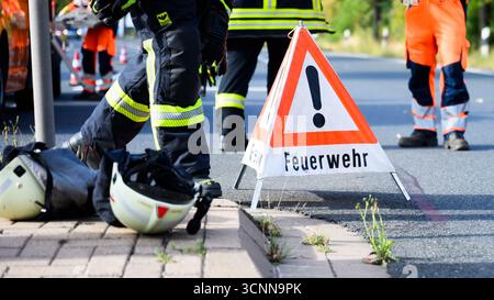 Pattensen, Deutschland. September 2025. Ein Feuerwehrwarnschild steht an der Unfallstelle auf der Bundesstraße B3 in der Region Hannover. Quelle: Julian Stratenschulte/dpa/Alamy Live News Stockfoto