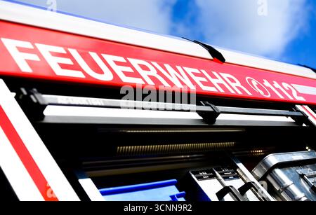 Pattensen, Deutschland. September 2025. Ein Feuerwehrfahrzeug steht am Unfallort auf der Bundesautobahn B3 im Raum Hannover. Quelle: Julian Stratenschulte/dpa/Alamy Live News Stockfoto