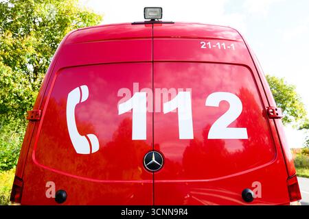 Pattensen, Deutschland. September 2025. Ein Feuerwehrfahrzeug mit der Aufschrift „112“ parkt am Unfallort auf der Bundesstraße B3 in der Region Hannover. Quelle: Julian Stratenschulte/dpa/Alamy Live News Stockfoto