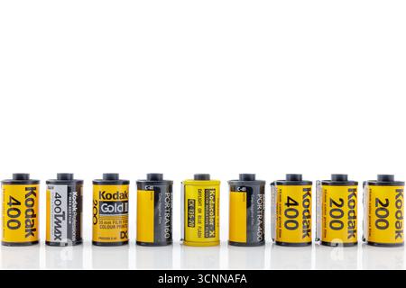Dieren, Niederlande - 27. Oktober 2023: Vintage Kodak Filmkassetten vor weißem Hintergrund in Dieren, Niederlande Stockfoto