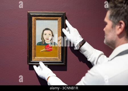 EMBARGOED BIS 0001 DIENSTAG, 23. SEPTEMBER, Woman with a Tulip, 1944, von Lucian Freud, in Christie's Auktionshaus im Zentrum von London, vor ihrem '20th/21st Century: London Evening Sale', das drei große Werke Freuds umfassen wird. Bilddatum: Montag, 22. September 2025. Stockfoto