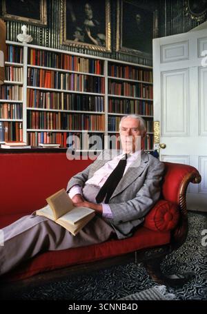 Anthony Powell Romancier zu Hause im Büro Bibliothek, wo er arbeitet, schreibt. Somerset England 1987 1980s UK HOMER SYKES Stockfoto