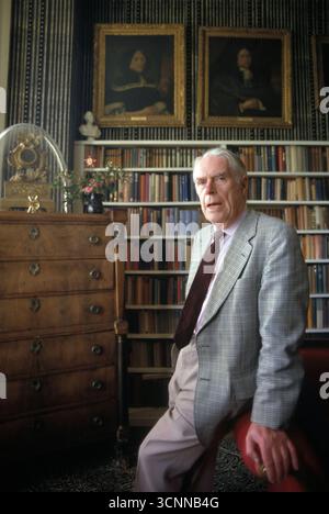 Anthony Powell Autor zu Hause in der Bücherei, wo er arbeitet, schreibt. Somerset England 1987 1980s UK HOMER SYKES Stockfoto