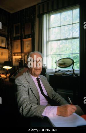 Anthony Powell Schriftsteller zu Hause in der Bücherei, in der er arbeitet, schreibt. Somerset England 1987 1980s UK HOMER SYKES Stockfoto