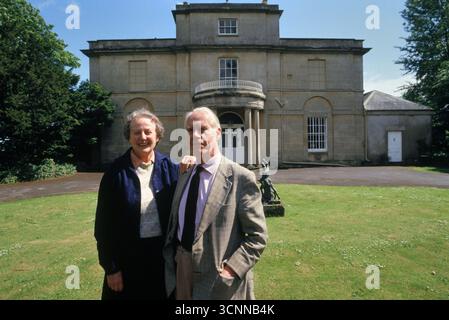 Anthony Powell Autor mit Frau Lady Violett Powell, geboren Violett Georgiana Pakenham, außerhalb ihres Somerset Home 1987. 1980 s UK HOMER SYKES Stockfoto