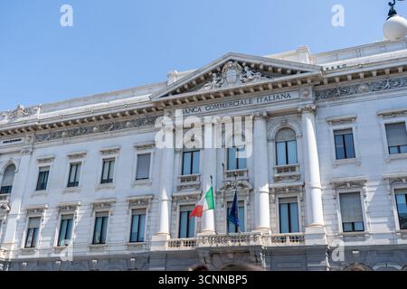 Italien, Mailand - 17. Juli 2025: Bank Banca Commerciale Italiana in Mailand Straßenbau Wandfassade Stockfoto