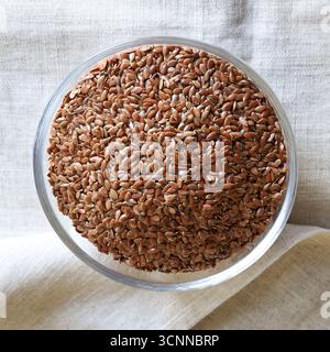 Flaxseeds in einem Glas. Leinsamen sind reich an Ballaststoffen, Omega-3-Fettsäuren und Lignanen. Gesundes Lebensmittelkonzept. Direkt darüber. Stockfoto
