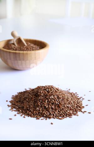 Leinsamen isoliert auf weißem Hintergrund. Leinsamen sind reich an Ballaststoffen, Omega-3-Fettsäuren und Lignanen. Gesundes Lebensmittelkonzept. Draufsicht. Stockfoto