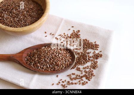 Leinsamen Holzlöffel isoliert auf weißem Hintergrund. Leinsamen sind reich an Ballaststoffen, Omega-3-Fettsäuren und Lignanen. Gesundes Lebensmittelkonzept.Kopierraum Stockfoto