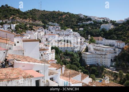 Weiße Gebäude der spanischen Stadt Casares in Andalusien Stockfoto