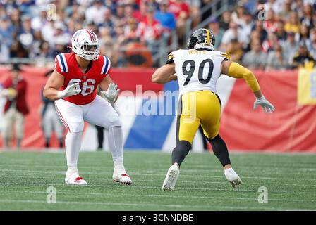 Foxborough, MA, USA. September 2025. MA, USA; New England Patriots Offensive Tackle will Campbell (66) und Pittsburgh Steelers vor Linebacker TJ. Watt (90) im NFL-Spiel zwischen Pittsburgh Steelers und New England Patriots im Gillette Stadium in Foxborough, MA. Quelle: csm/Alamy Live News Stockfoto