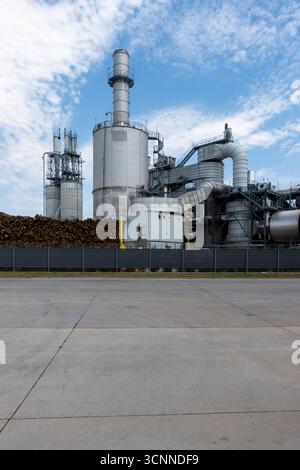 Außenansicht der Rohrleitungen der industriellen Holzverarbeitungsanlage. Filter, Zyklone in industriellen Staubabsaugsystemen. Stockfoto