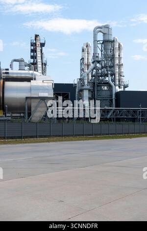 Außenansicht der Rohrleitungen der industriellen Holzverarbeitungsanlage. Filter, Zyklone in industriellen Staubabsaugsystemen. Stockfoto
