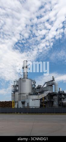 Außenansicht der Rohrleitungen der industriellen Holzverarbeitungsanlage. Filter, Zyklone in industriellen Staubabsaugsystemen. Stockfoto