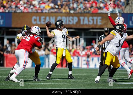 Foxborough, MA, USA. September 2025. MA, USA; Pittsburgh Steelers Quarterback Aaron Rodgers (8) wirft den Ball während des NFL-Spiels zwischen Pittsburgh Steelers und New England Patriots im Gillette Stadium in Foxborough, MA. Quelle: csm/Alamy Live News Stockfoto