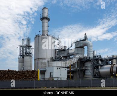 Außenansicht der Rohrleitungen der industriellen Holzverarbeitungsanlage. Filter, Zyklone in industriellen Staubabsaugsystemen. Stockfoto