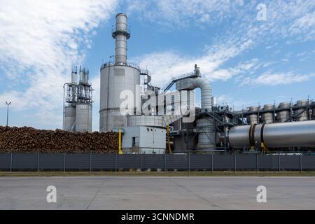 Außenansicht der Rohrleitungen der industriellen Holzverarbeitungsanlage. Filter, Zyklone in industriellen Staubabsaugsystemen. Stockfoto