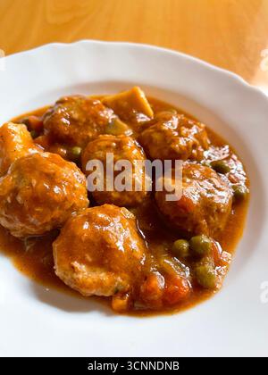 Fleischbällchen mit Gemüse. Spanien. Stockfoto