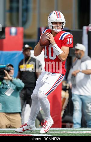 Foxborough, MA, USA. September 2025. MA, USA; New England Patriots Quarterback Drake Maye (10) wärmt sich vor dem NFL-Spiel zwischen Pittsburgh Steelers und New England Patriots im Gillette Stadium in Foxborough auf. Quelle: csm/Alamy Live News Stockfoto