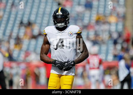 Foxborough, MA, USA. September 2025. MA, USA; Pittsburgh Steelers Wide Receiver DK Metcalf (4) wärmt sich vor dem NFL-Spiel zwischen Pittsburgh Steelers und New England Patriots im Gillette Stadium in Foxborough auf. Quelle: csm/Alamy Live News Stockfoto