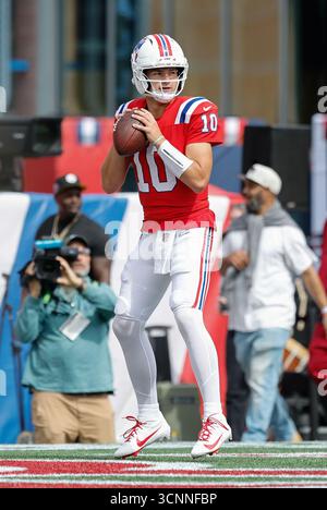 Foxborough, MA, USA. September 2025. MA, USA; New England Patriots Quarterback Drake Maye (10) wärmt sich vor dem NFL-Spiel zwischen Pittsburgh Steelers und New England Patriots im Gillette Stadium in Foxborough auf. Quelle: csm/Alamy Live News Stockfoto