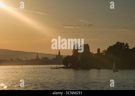 Bodensee, Lichtstrahl der Abendsonne über Konstanz *** Bodensee, Lichtstrahl der Abendsonne über Konstanz Stockfoto