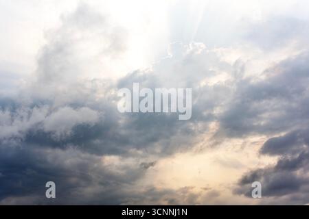 Dramatischer Himmel mit Wolken und Sonnenlicht Stockfoto