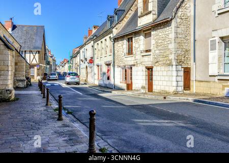 Blick auf die Rue Gambetta, eine typische Straße in der kleinen Stadt L'Île-Bouchard, Indre-et-Loire (37), Frankreich. Stockfoto