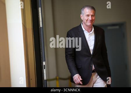22. September 2025, Hamburg: Koklageanstalt Stephan Hensel, Ex-Ehemann und Vater von C. Blocks Kindern, tritt nach einer Mittagspause an einem weiteren Prozesstag in den Gerichtssaal ein. Foto: Christian Charisius/dpa Stockfoto