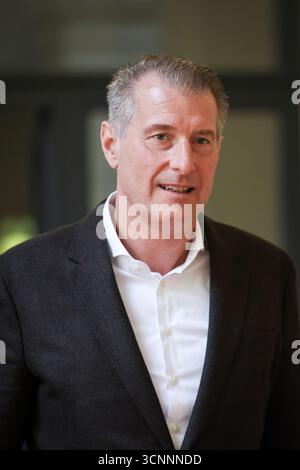 22. September 2025, Hamburg: Koklageanstalt Stephan Hensel, Ex-Ehemann und Vater von C. Blocks Kindern, tritt nach einer Mittagspause an einem weiteren Prozesstag in den Gerichtssaal ein. Foto: Christian Charisius/dpa Stockfoto