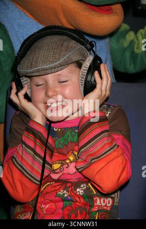 Der neunjährige deutsche Popstar Joy Gruttman posiert mit dem Babykrokodil Schnappi, um die Veröffentlichung der Debütalbons Schnappi am 5. September zu promoten, begleitet von Tante Iris, die das Lied auf Wunsch von Joy schrieb und es im Internet für Familie und Freunde veröffentlichte. Das Lied wurde später von lokalen Radiosendern aufgenommen, was zu einem Plattenvertrag führte. Seitdem hat die Single in Europa mehr als 1 Mio. Exemplare verkauft, in neun Ländern die Spitze der Charts erreicht und in Deutschland den Dreifachplatinstatus erhalten. Das Fotogespräch fand am 24. August 2005 in den Capital Disney Studios in London statt Stockfoto