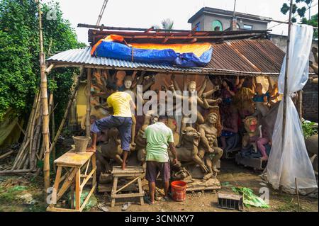 Handwerker arbeiten an den letzten Schliffen, malen Ton-Idole der Hindu-Göttin Durga in einer Werkstatt in der Töpferkolonie zu Zeiten von Mahalaya, einer der wichtigsten Regionen im Bezirk Nadia, aus dem die größte Anzahl von Ton-Idolen produziert werden, vor dem Durga Puja Festival in Tehatta, Westbengalen. Auf Mahalaya zeigt das Ritual von Chokkhu Daan (Augenspenden) Götzenmacher die Augen der Göttin Durga, eine heilige Handlung, die das Götzenbild zum Leben erweckt und das spirituelle Erwachen der göttlichen Form markiert. (Foto: Soumyabrata Roy/Pacific Press) Stockfoto