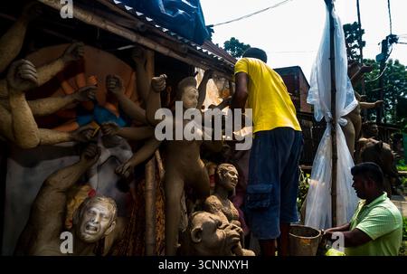Handwerker arbeiten an den letzten Schliffen, malen Ton-Idole der Hindu-Göttin Durga in einer Werkstatt in der Töpferkolonie zu Zeiten von Mahalaya, einer der wichtigsten Regionen im Bezirk Nadia, aus dem die größte Anzahl von Ton-Idolen produziert werden, vor dem Durga Puja Festival in Tehatta, Westbengalen. Auf Mahalaya zeigt das Ritual von Chokkhu Daan (Augenspenden) Götzenmacher die Augen der Göttin Durga, eine heilige Handlung, die das Götzenbild zum Leben erweckt und das spirituelle Erwachen der göttlichen Form markiert. (Foto: Soumyabrata Roy/Pacific Press) Stockfoto