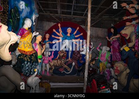 Handwerker arbeiten an den letzten Schliffen, malen Ton-Idole der Hindu-Göttin Durga in einer Werkstatt in der Töpferkolonie zu Zeiten von Mahalaya, einer der wichtigsten Regionen im Bezirk Nadia, aus dem die größte Anzahl von Ton-Idolen produziert werden, vor dem Durga Puja Festival in Tehatta, Westbengalen. Auf Mahalaya zeigt das Ritual von Chokkhu Daan (Augenspenden) Götzenmacher die Augen der Göttin Durga, eine heilige Handlung, die das Götzenbild zum Leben erweckt und das spirituelle Erwachen der göttlichen Form markiert. (Foto: Soumyabrata Roy/Pacific Press) Stockfoto