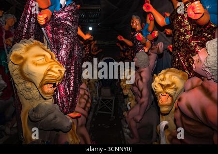 Handwerker arbeiten an den letzten Schliffen, malen Ton-Idole der Hindu-Göttin Durga in einer Werkstatt in der Töpferkolonie zu Zeiten von Mahalaya, einer der wichtigsten Regionen im Bezirk Nadia, aus dem die größte Anzahl von Ton-Idolen produziert werden, vor dem Durga Puja Festival in Tehatta, Westbengalen. Auf Mahalaya zeigt das Ritual von Chokkhu Daan (Augenspenden) Götzenmacher die Augen der Göttin Durga, eine heilige Handlung, die das Götzenbild zum Leben erweckt und das spirituelle Erwachen der göttlichen Form markiert. (Foto: Soumyabrata Roy/Pacific Press) Stockfoto